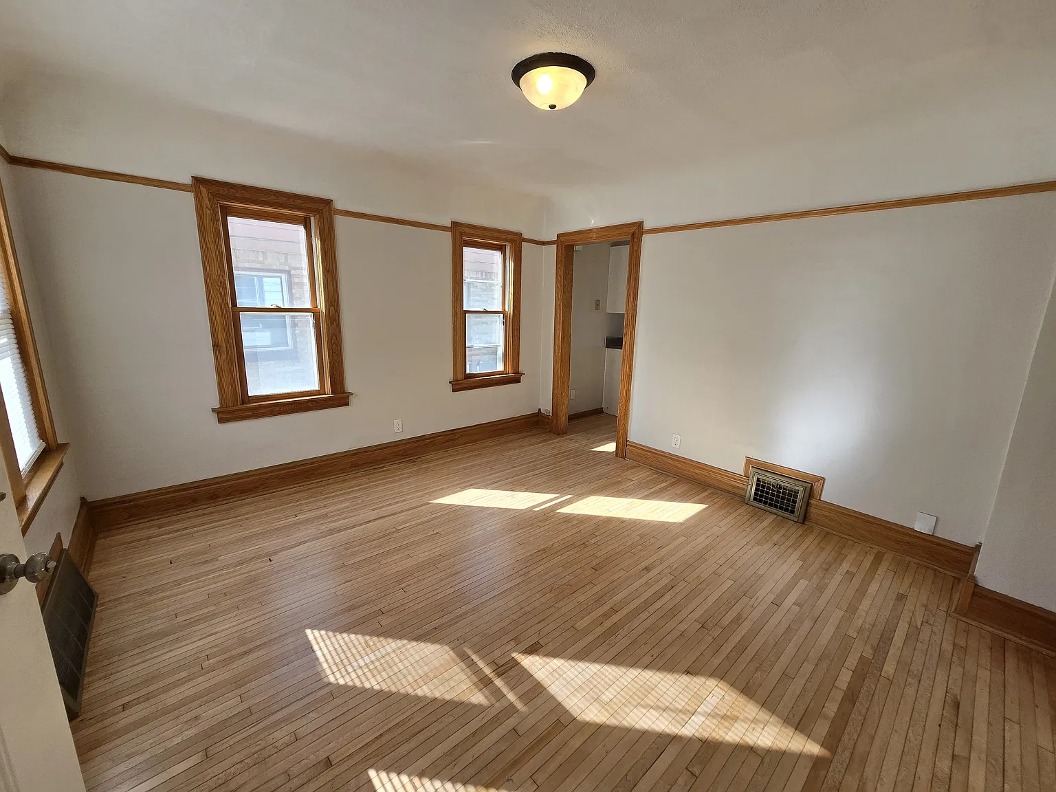 3 bed, 1012 sqft, $1,700 — Photo 2