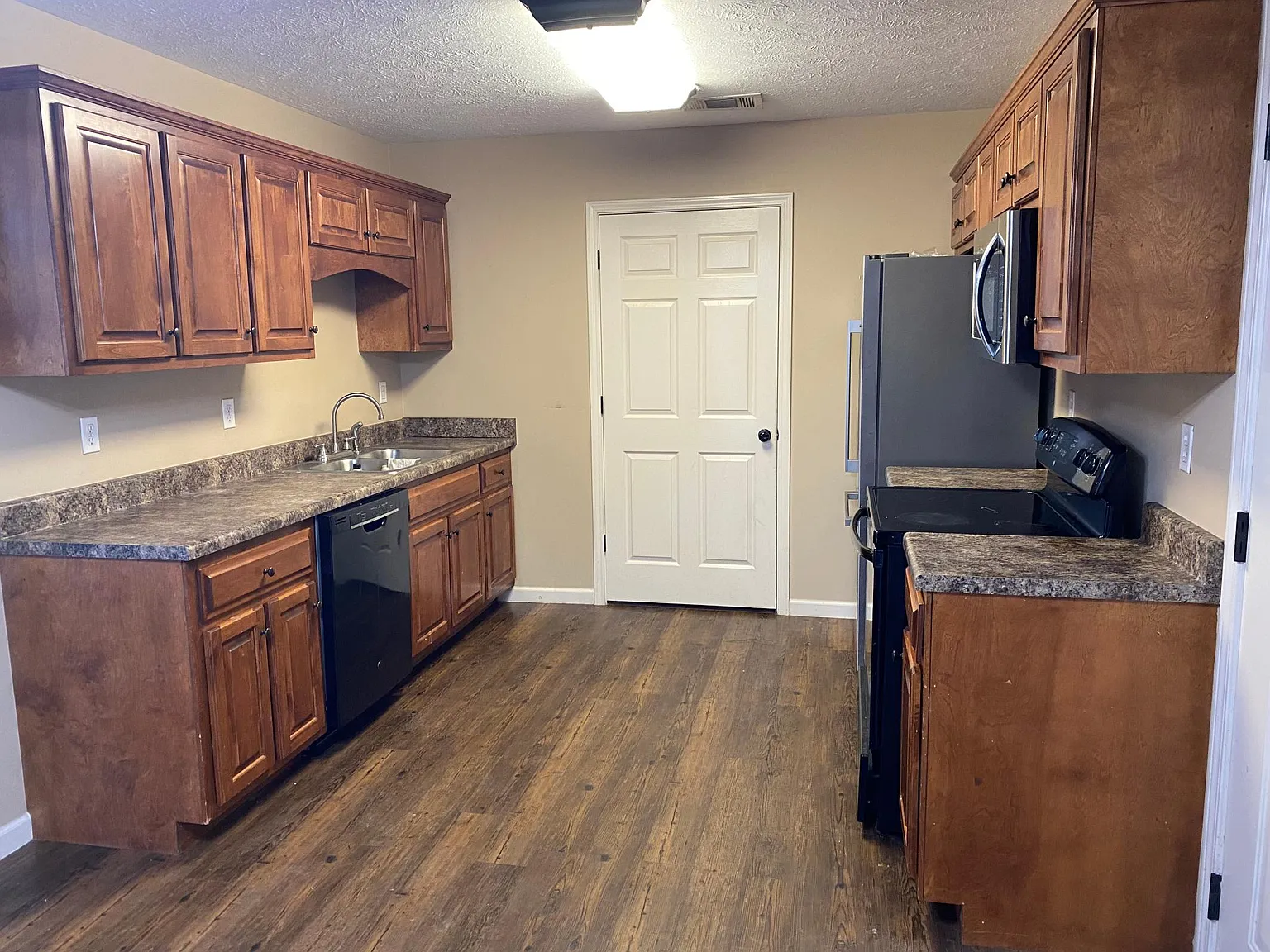 3 bed, 1181 sqft, $1,400 — Photo 1