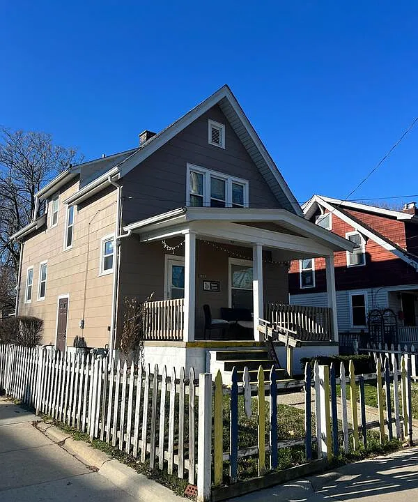 822 Dewey Ave