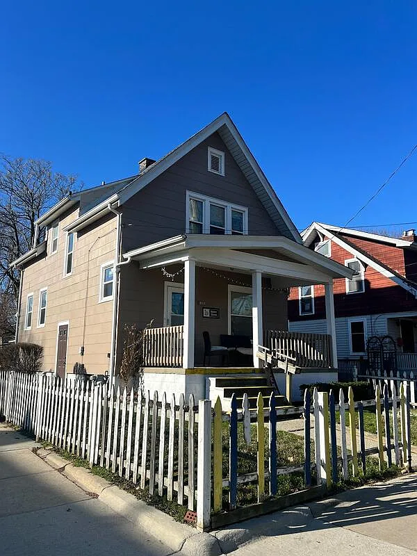 822 Dewey Ave photo 1