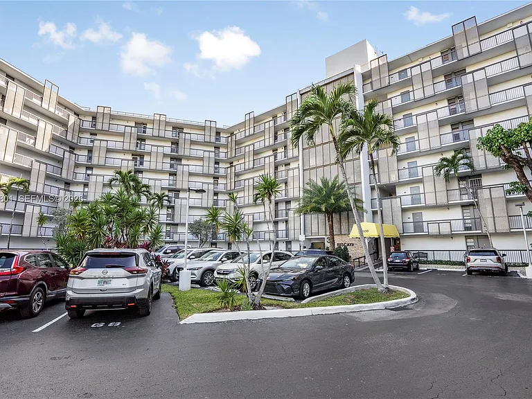 20500 W Country Club Dr #607 — Photo 1