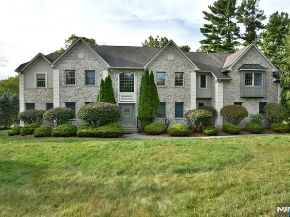 18 Bradley Ln, Montvale, NJ 07645