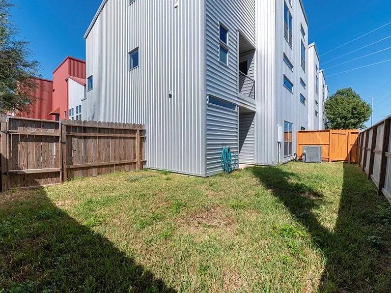 3050 Commerce St — Photo 28