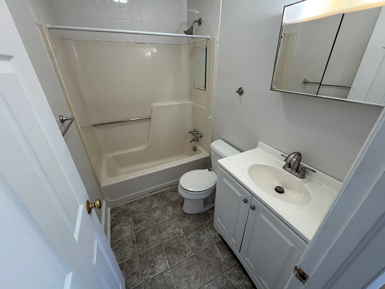 2 bed, 800 sqft, $2,594 — Photo 2