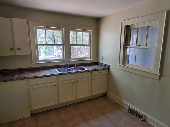 3rd image of 1502 Oak St
