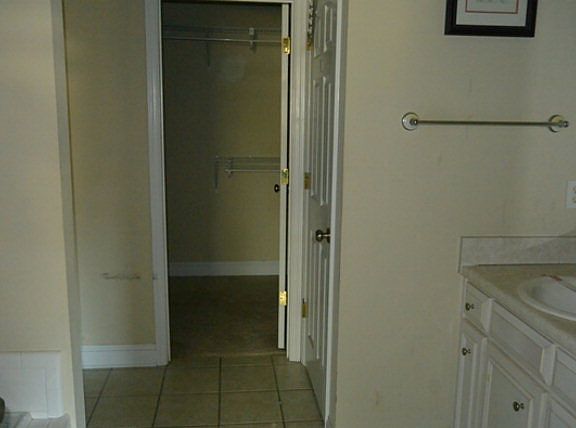 5th image of 100 Oakwood Ct