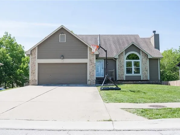 2017 SW Sterling Dr, Lees Summit, MO 64081