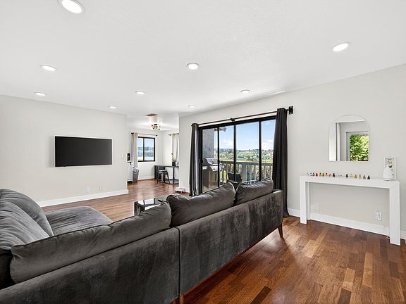 4th image of 900 Cambridge Drive #84