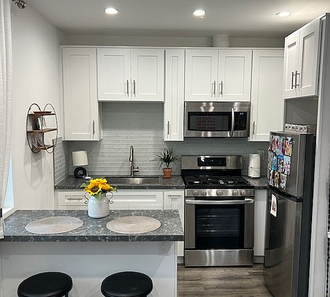 Full kitchen & 2-stool bar