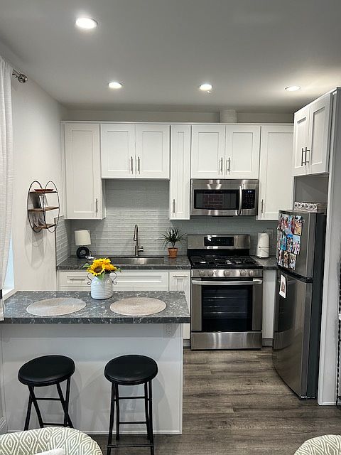 Full kitchen & 2-stool bar