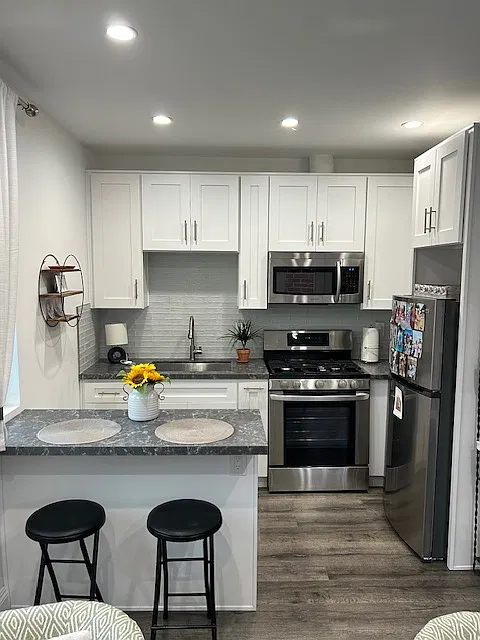 Full kitchen & 2-stool bar