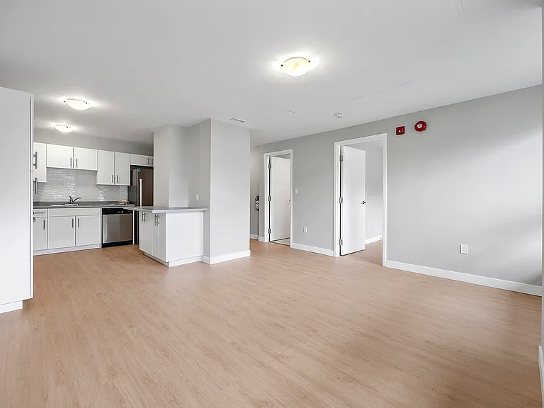 396 Queens Ave — Photo 6