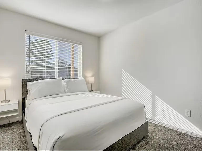 2220 E La Salle St — Photo 27