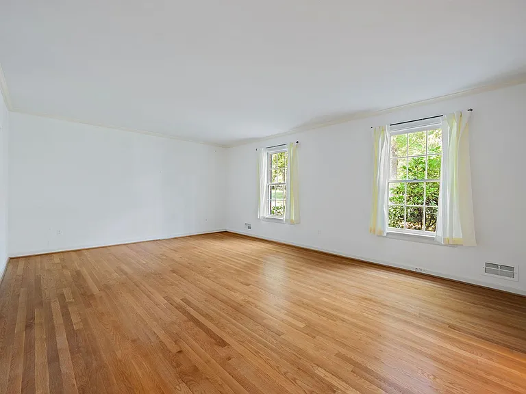 2401 Scarsborough Dr — Photo 8