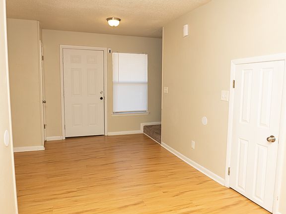 2nd image of 590 Hill Ln APT 6