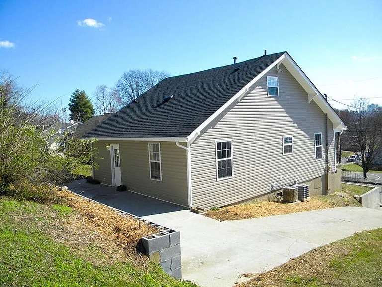 1305 Moses Ave — Photo 5