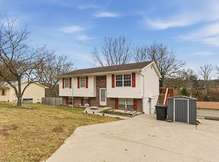 610 Red Bud Ln, Oliver Springs, TN 37840
