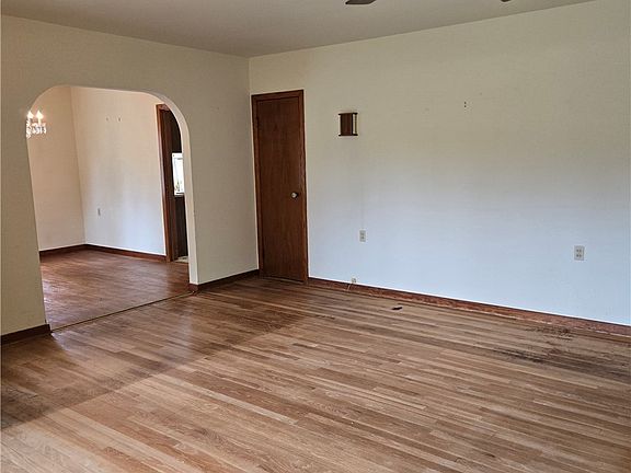 3rd image of 38700 Johnnycake Ridge Rd