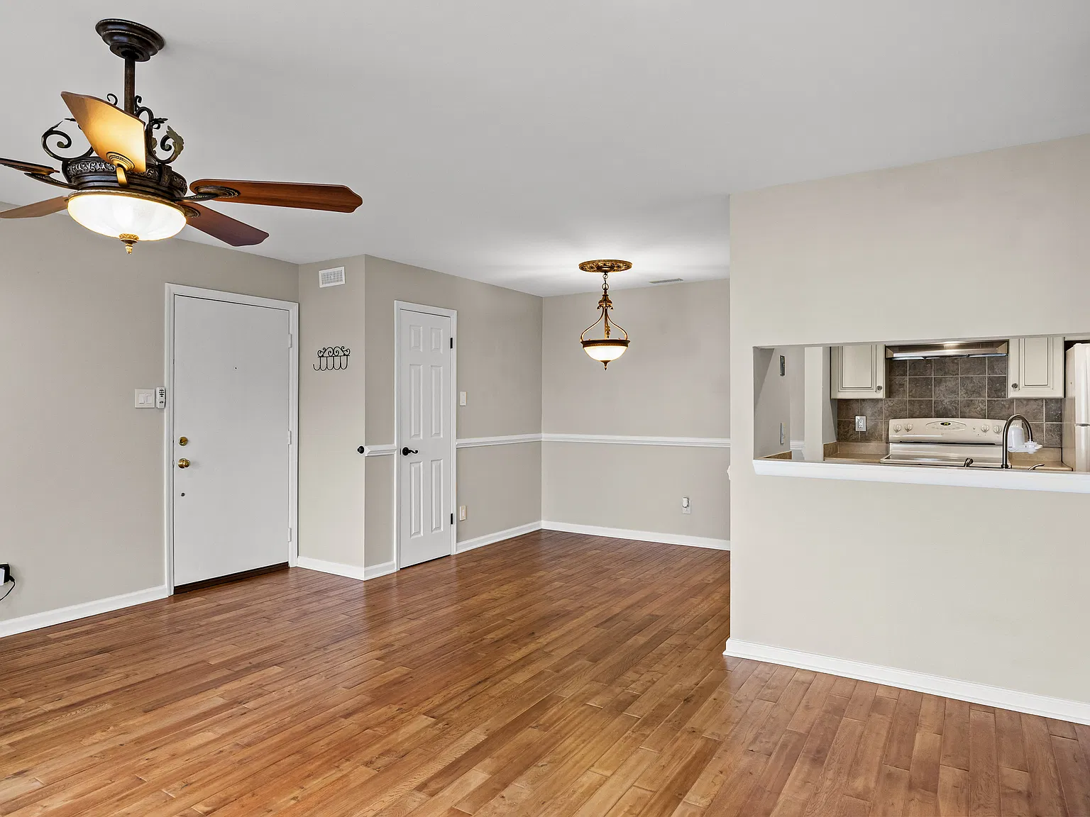 2 bed, 934 sqft, $2,300 — Photo 2