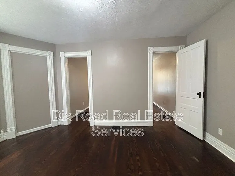 67 S McGee St — Photo 8