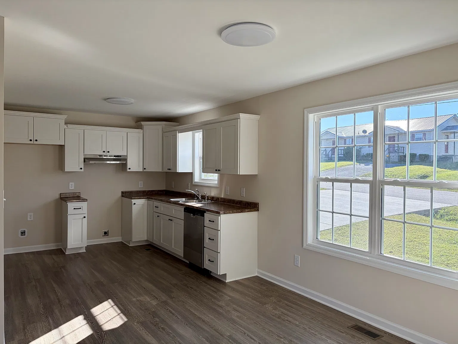 3 bed, 2.0 bath, 1320 sqft, $1,650 — Photo 3