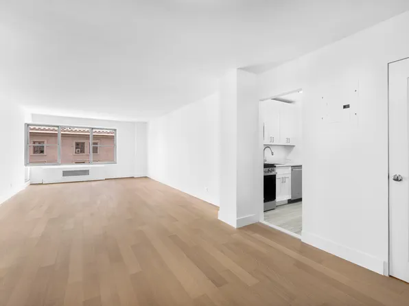 2 Fifth Avenue image 4 of 11