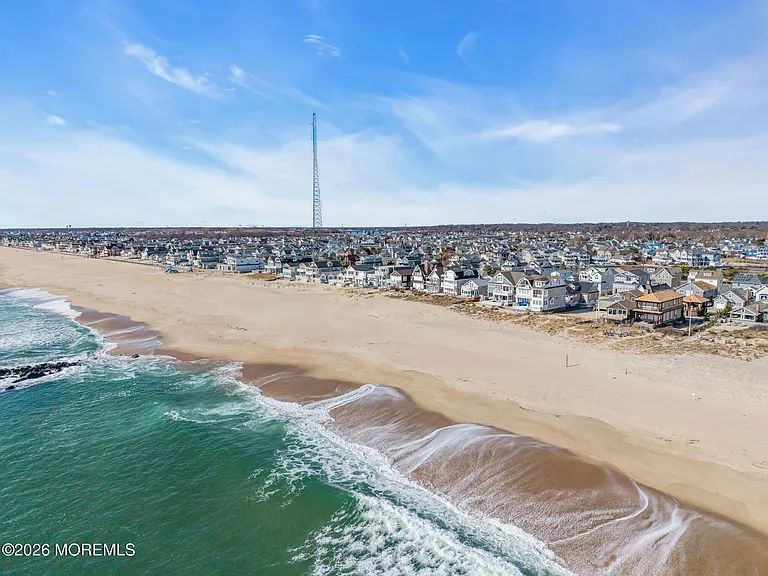 55 Beach Front — Photo 49