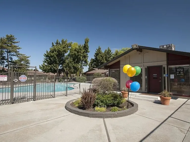 Oakwood Apartments — Photo 6