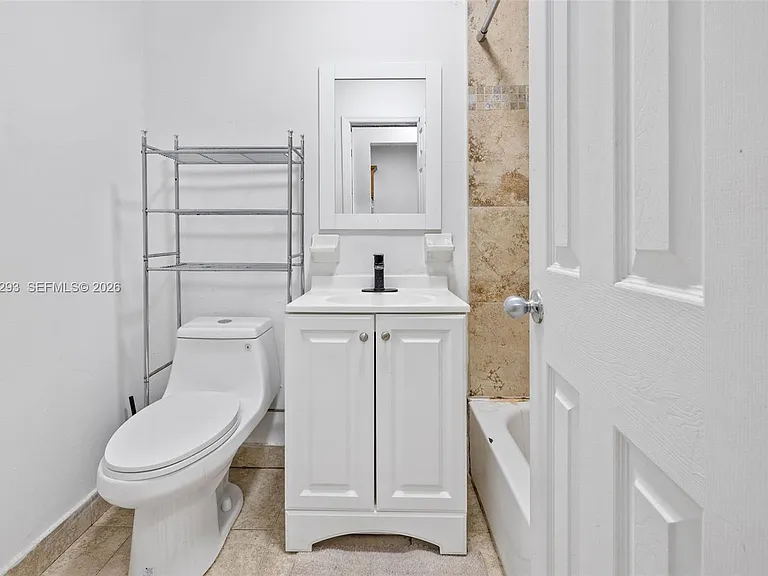 417 NE 26th St #5 — Photo 11