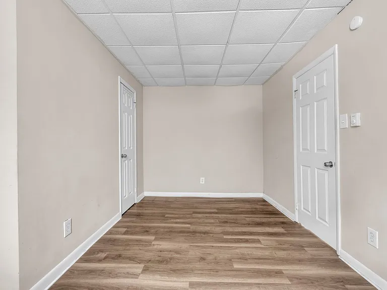 439 W Walnut St — Photo 6