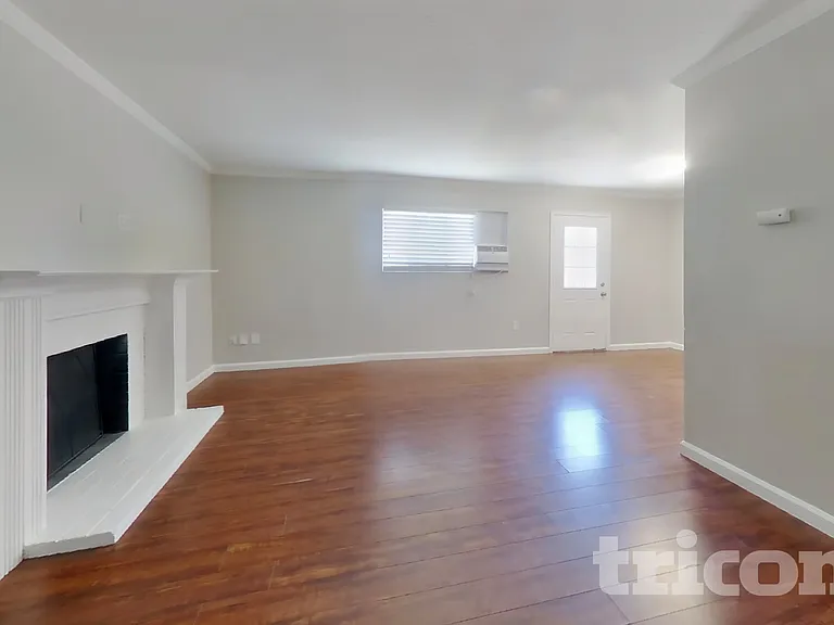 2754 Mayfair Ave — Photo 2