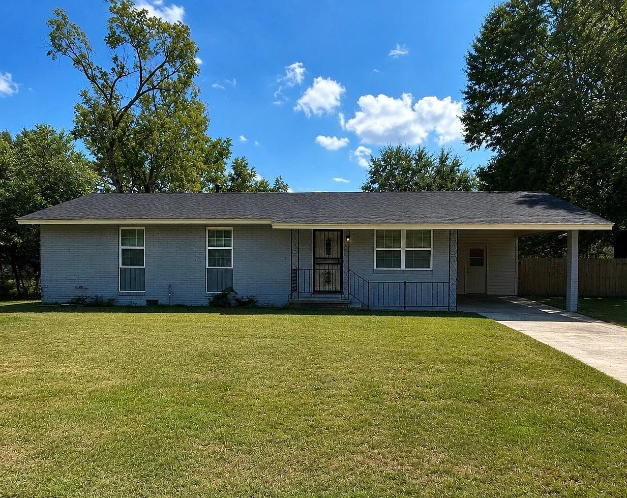 Single story ranch, close to everything! — Photo 1