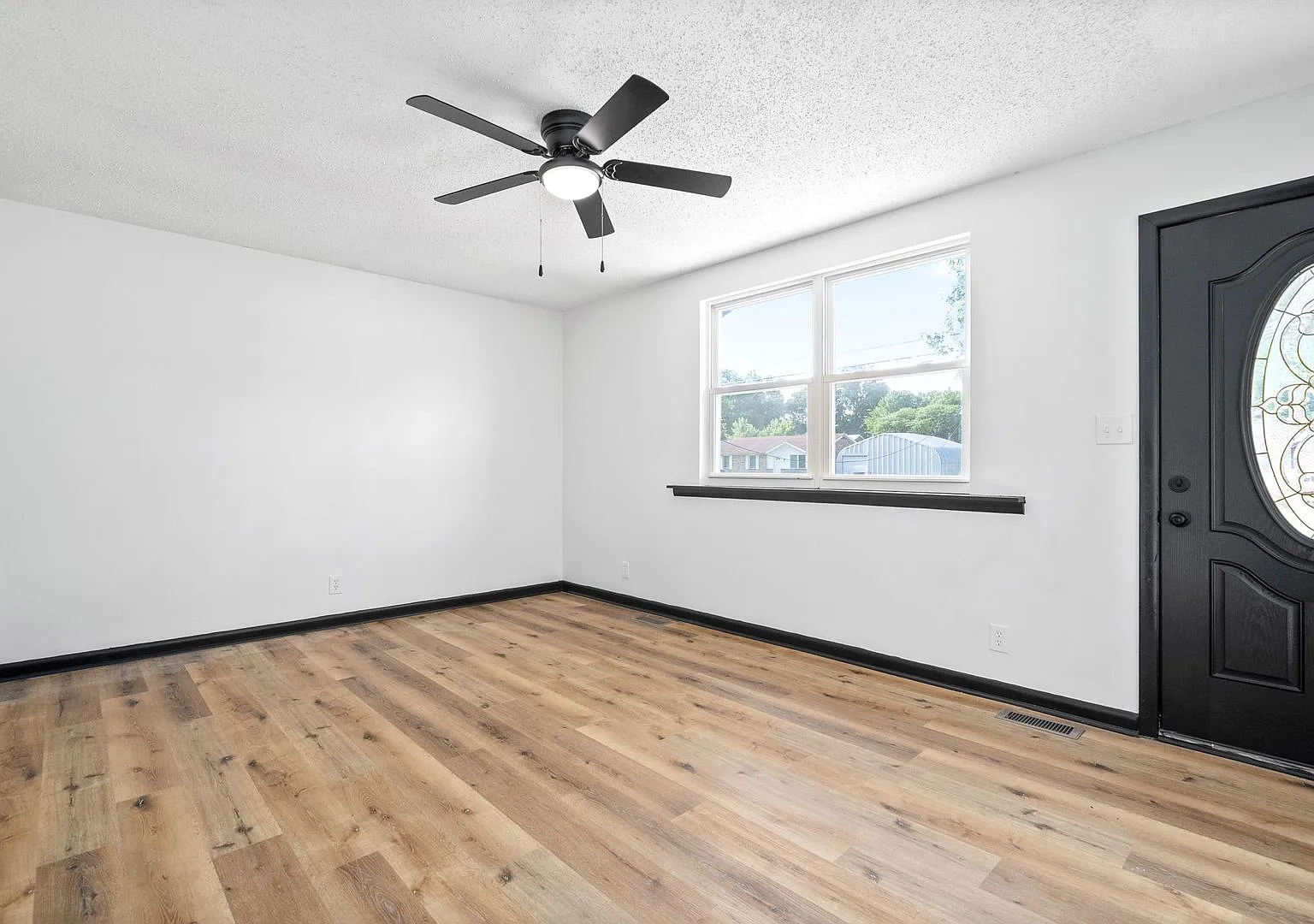 Newly Renovated 3 Bedroom Home For Rent Near Post! — Photo 2