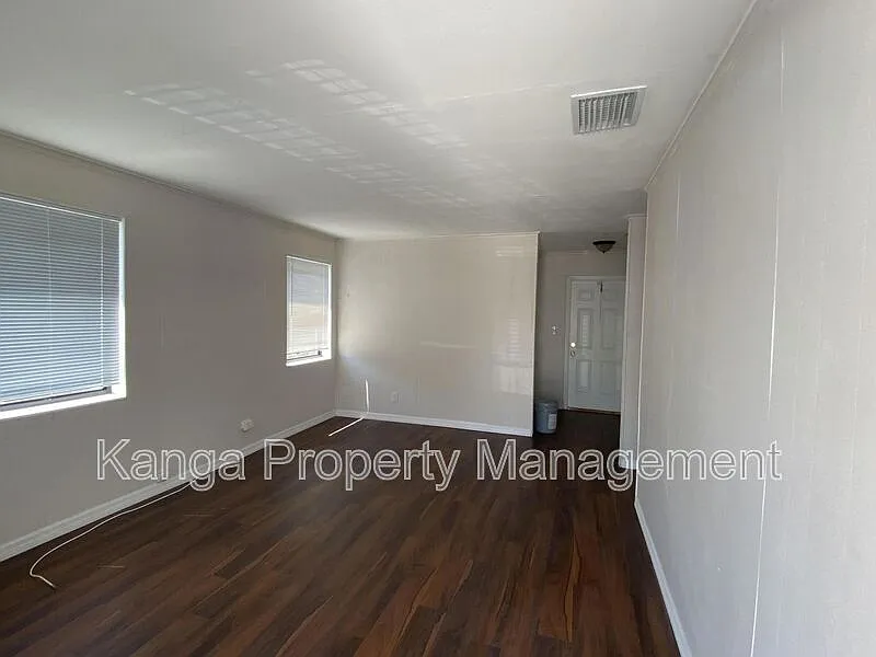 3 bed, 1.0 bath, 786 sqft, $2,100 — Photo 3