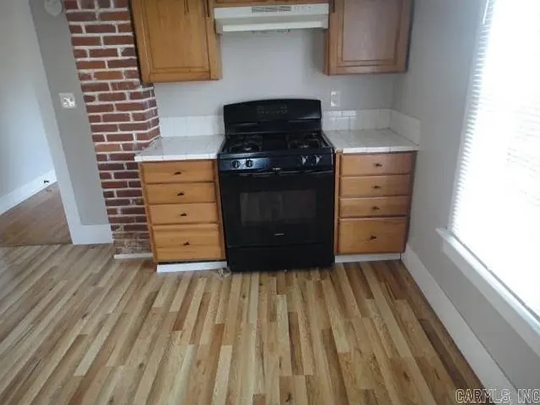 418 Newport Ave — Photo 4