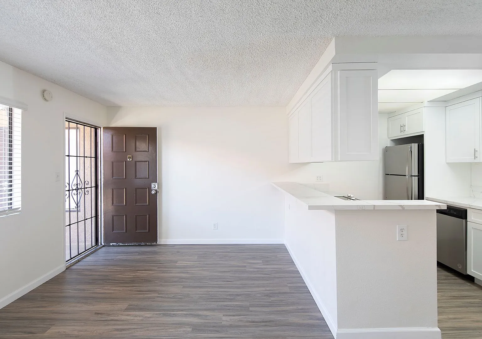 Stephanie Apartments — Photo 1
