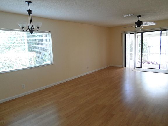 4th image of 82 Emerald Ct #82