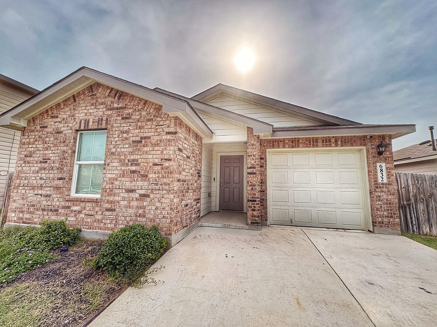 6832C — Photo 1