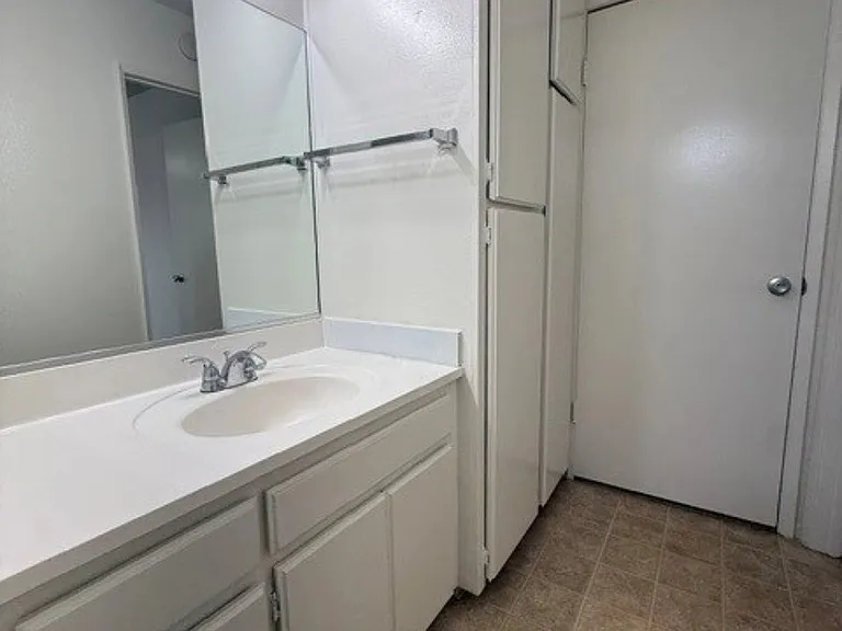 Marquis Apartments — Photo 25