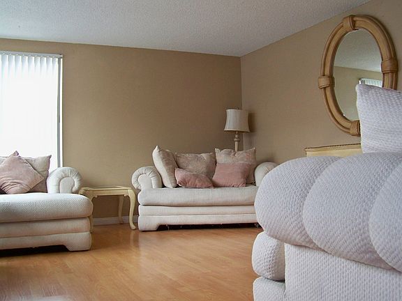 3rd image of 220 Fanshaw Ave