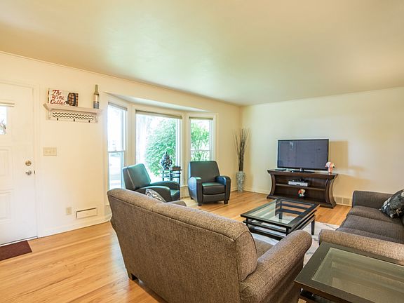 4th image of 331 Oak Knolls Ave S