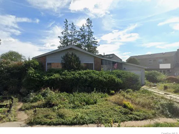 4 Brook Path, Plainview, NY 11803