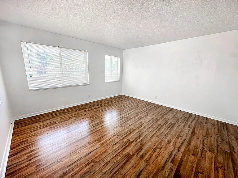 517 N 900 W — Photo 10