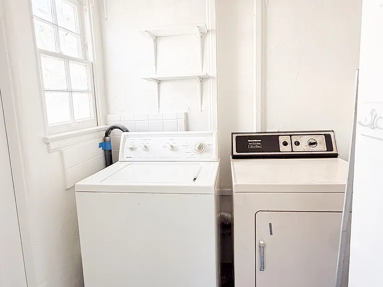 240 N Hoover St — Photo 8