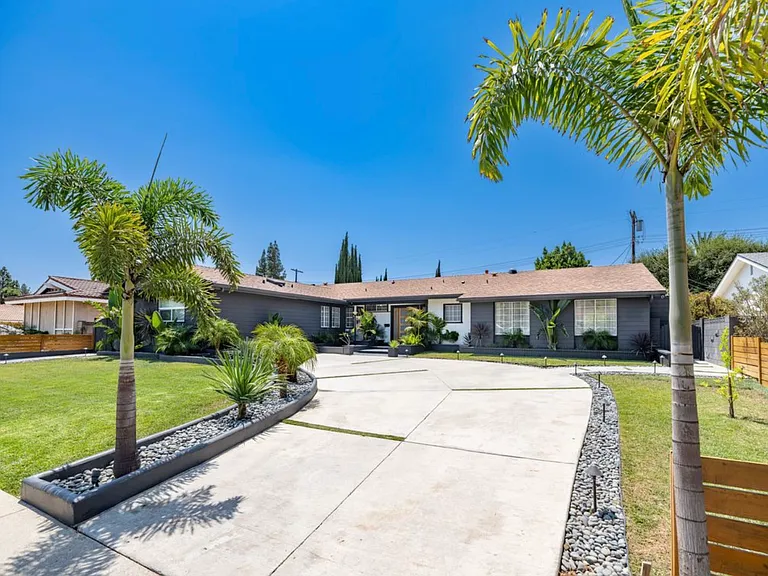 23664 Community St — Photo 5