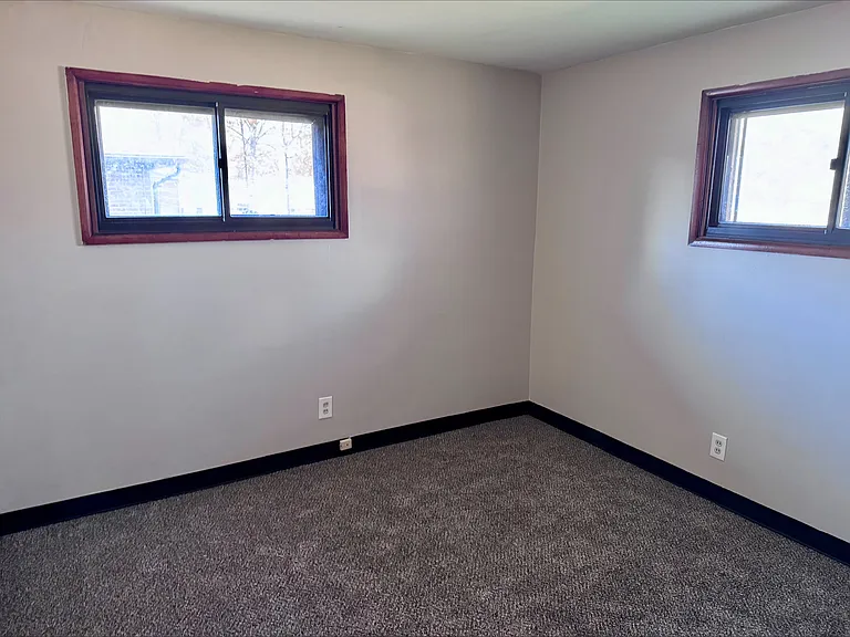 1135 Saxe Ave — Photo 4