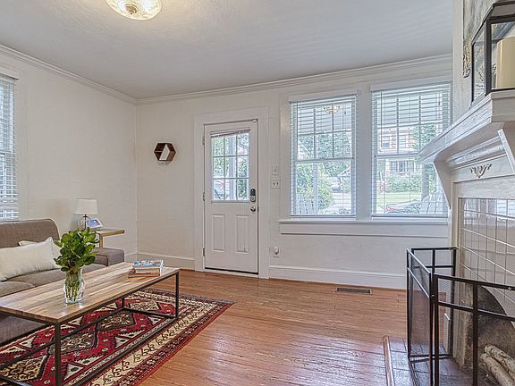 5th image of 613 Glenwood Pl SE