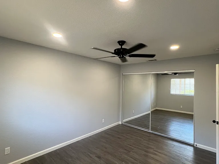 1924 W Holly Dr — Photo 10