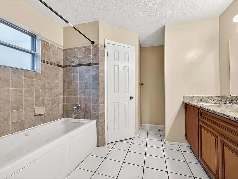 7422 Cortes Dr — Photo 30
