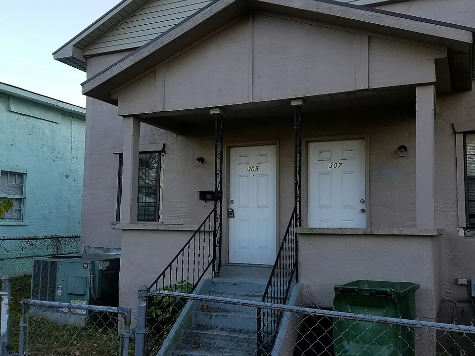 305 Abingdon Ave NW
